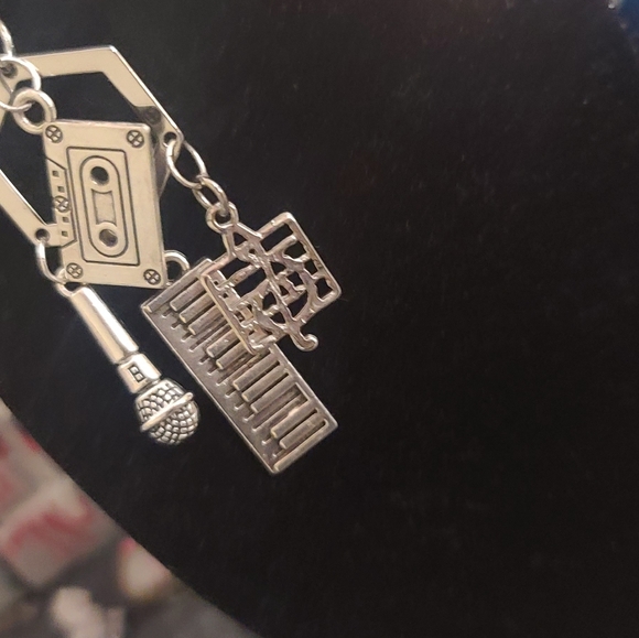 Hand Made Music Necklace - Picture 2 of 2